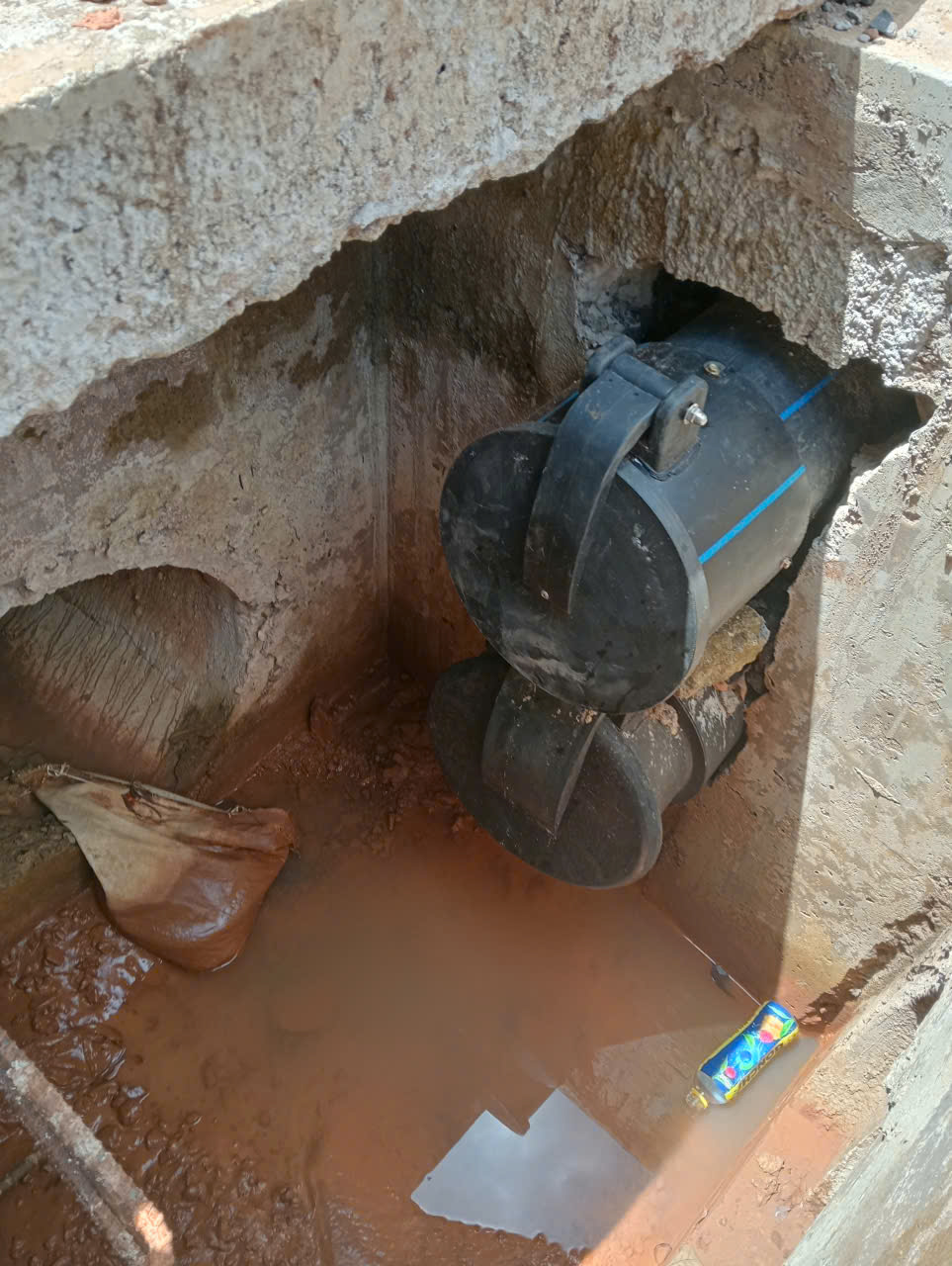 Hai van cửa lật ECO-VCL lắp ngoài ống HDPE tại hố ga thoát nước