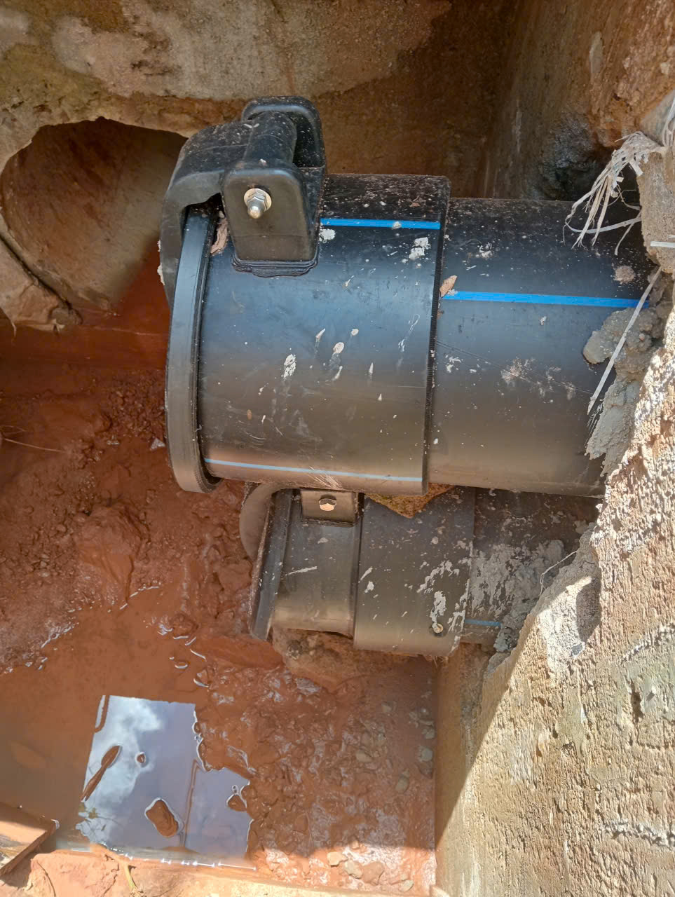 Chi tiết lắp đặt van cửa lật ECO-VCL trên đầu ống HDPE trong hố ga